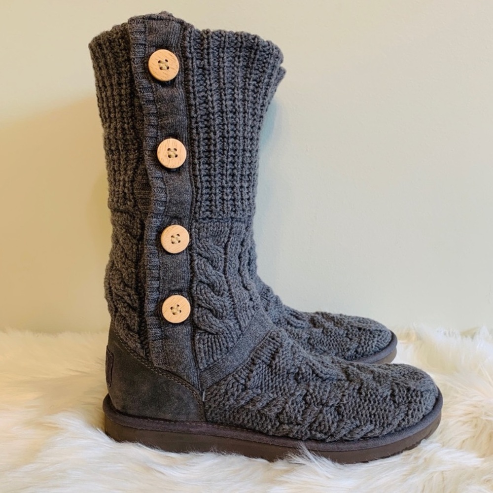 UGG Gray Cable Knit Wooden Button Sweater Boots! Size 6